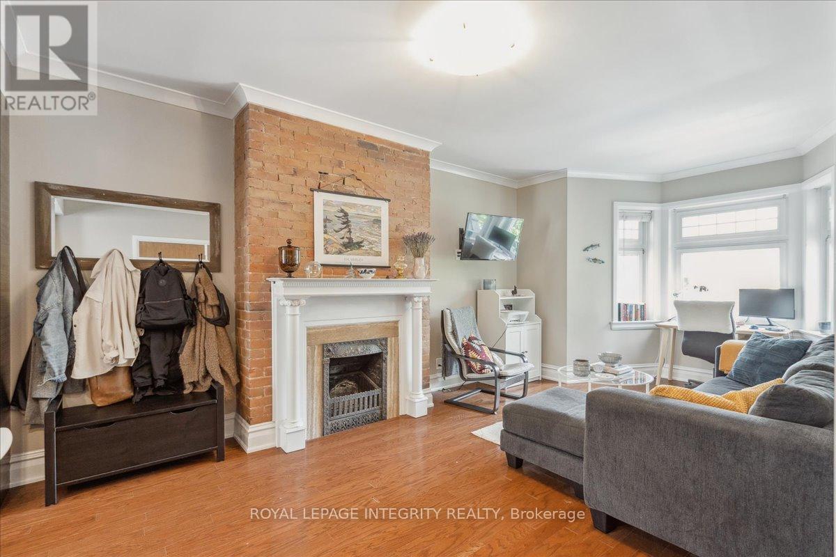 468-470 Besserer Street, Ottawa, ON - Indoor Photo Showing Living Room With Fireplace