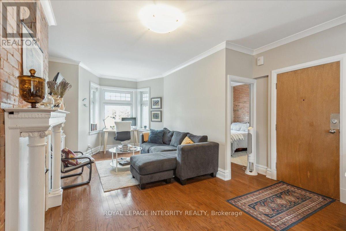 468-470 Besserer Street, Ottawa, ON - Indoor Photo Showing Living Room