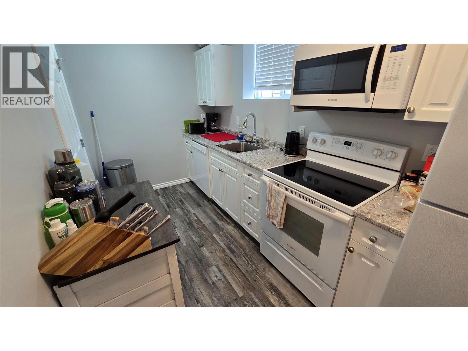 8208 19A Street, Dawson Creek, BC - Indoor Photo Showing Kitchen