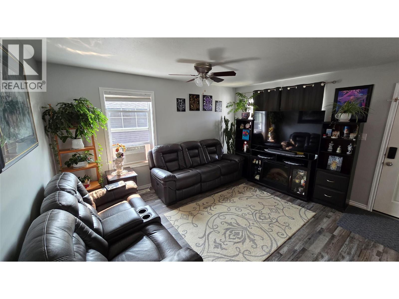 8208 19A Street, Dawson Creek, BC - Indoor Photo Showing Living Room