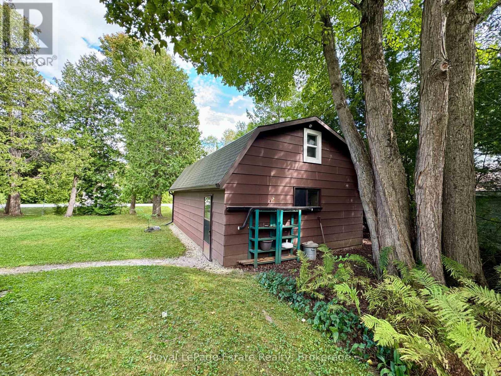 The detached garage has a loft with window - 44 Whitefish Boulevard, South Bruce Peninsula, ON - Outdoor
