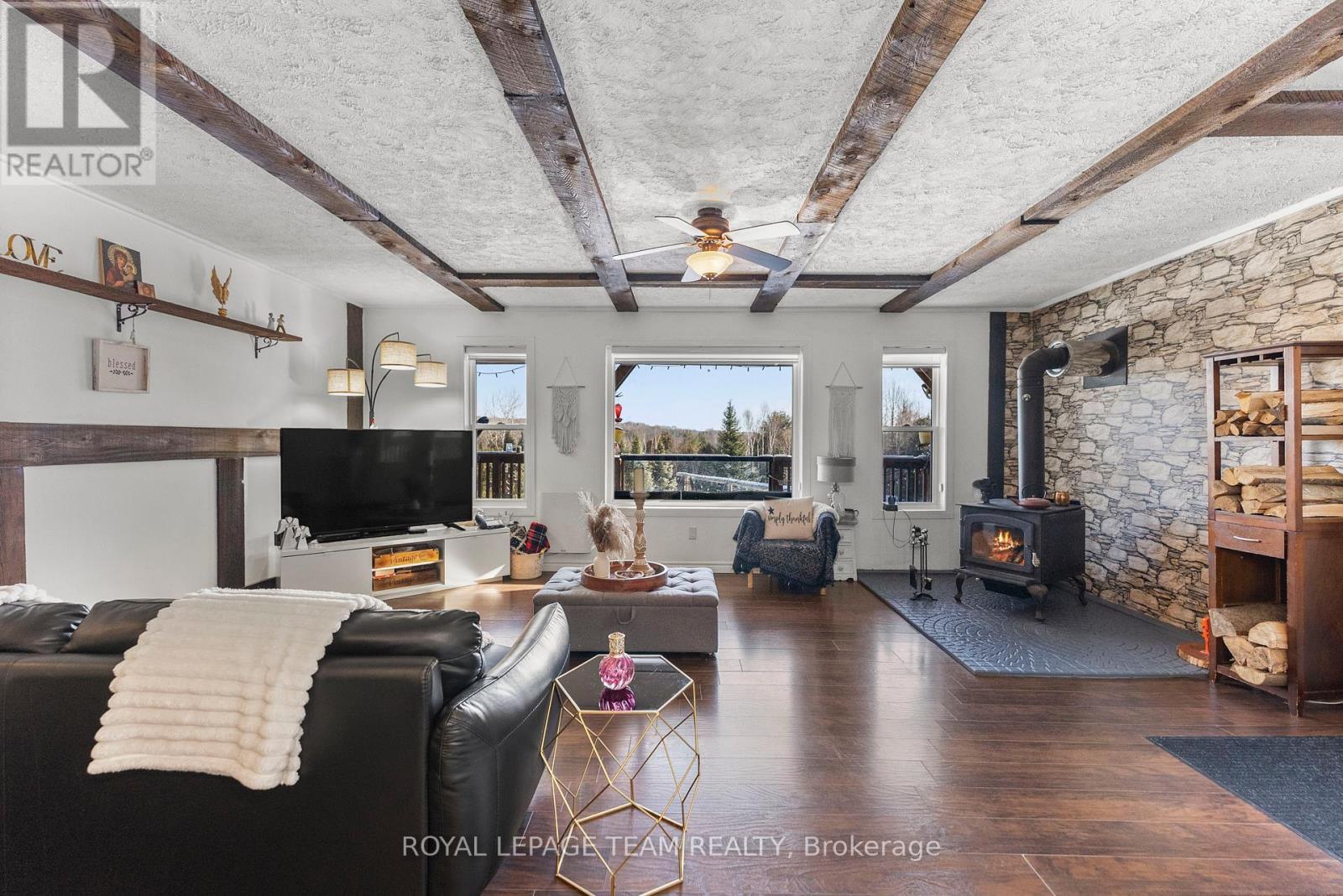 105 Heins Road, Brudenell, Lyndoch And Raglan, ON - Indoor Photo Showing Living Room
