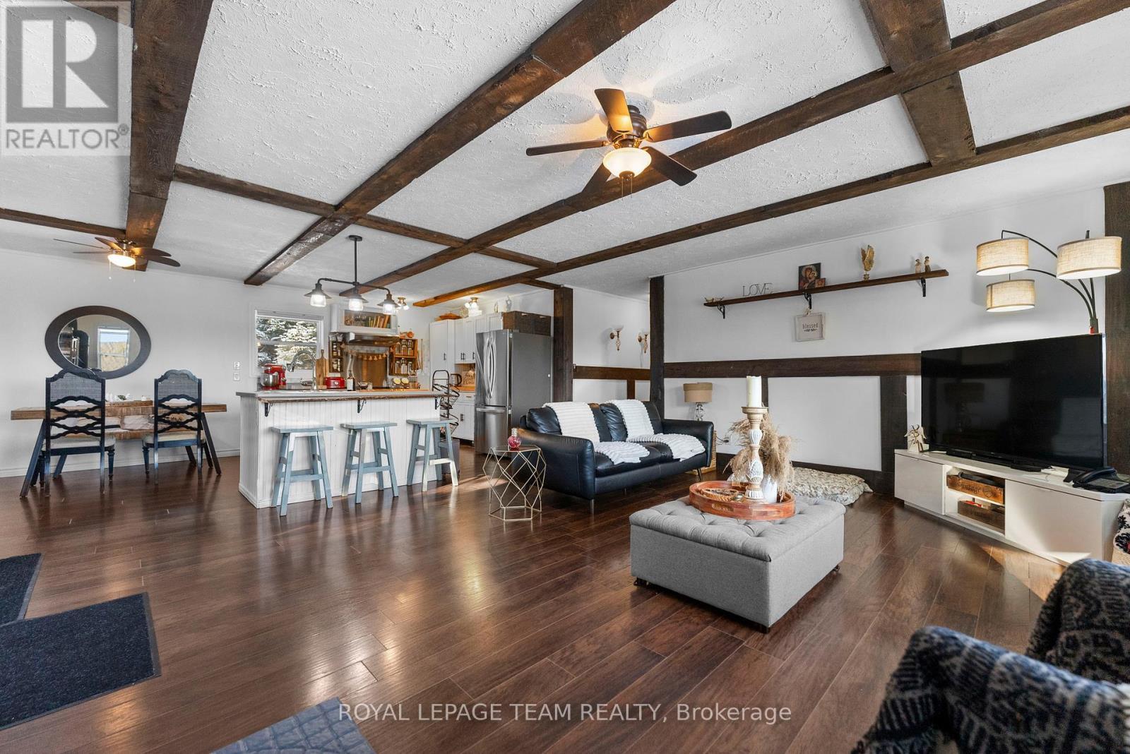 105 Heins Road, Brudenell, Lyndoch And Raglan, ON - Indoor Photo Showing Living Room