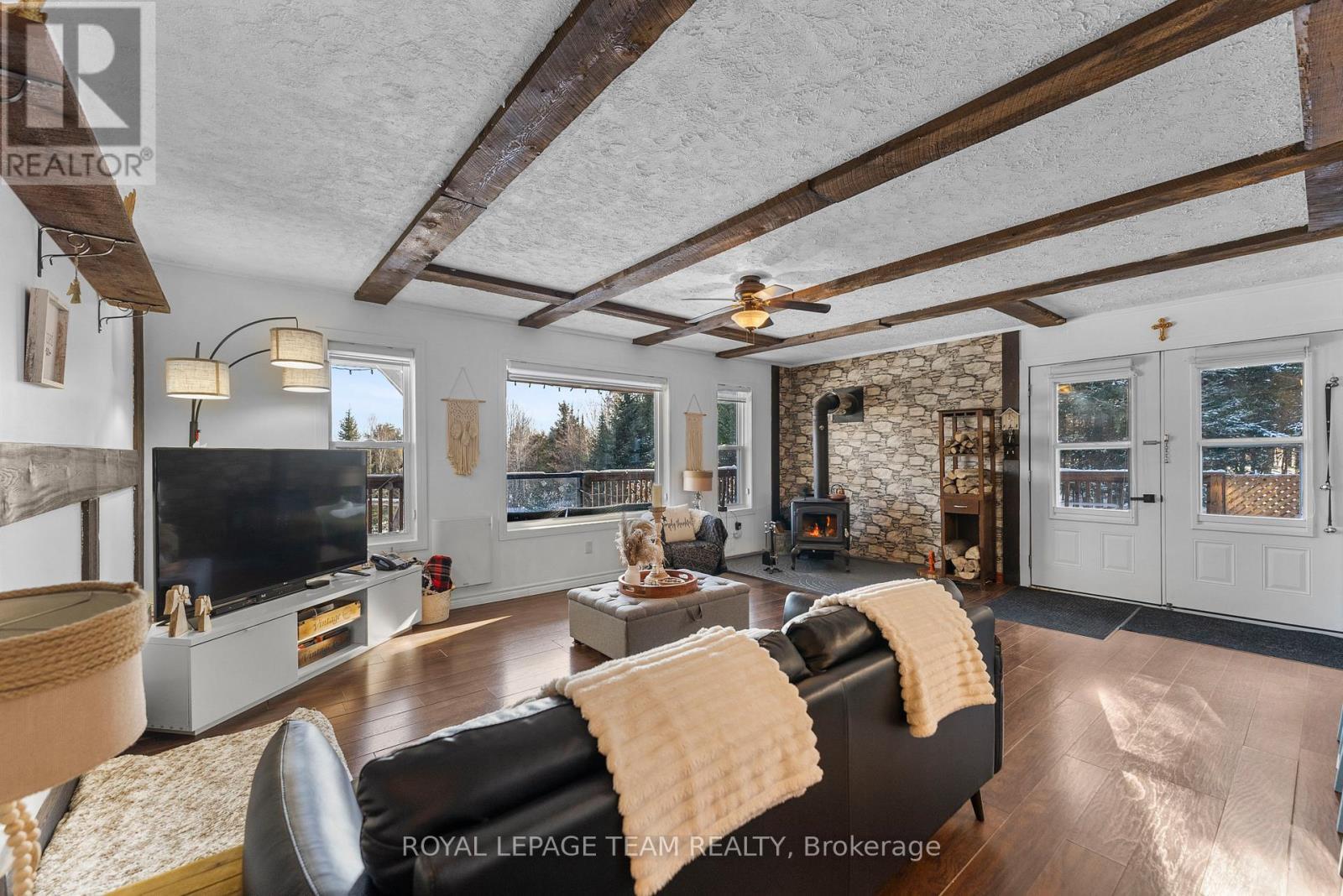 105 Heins Road, Brudenell, Lyndoch And Raglan, ON - Indoor Photo Showing Living Room