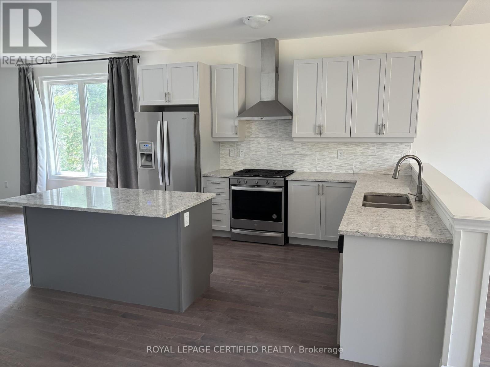 20 62Nd Street S, Wasaga Beach, ON - Indoor Photo Showing Kitchen With Stainless Steel Kitchen With Double Sink With Upgraded Kitchen
