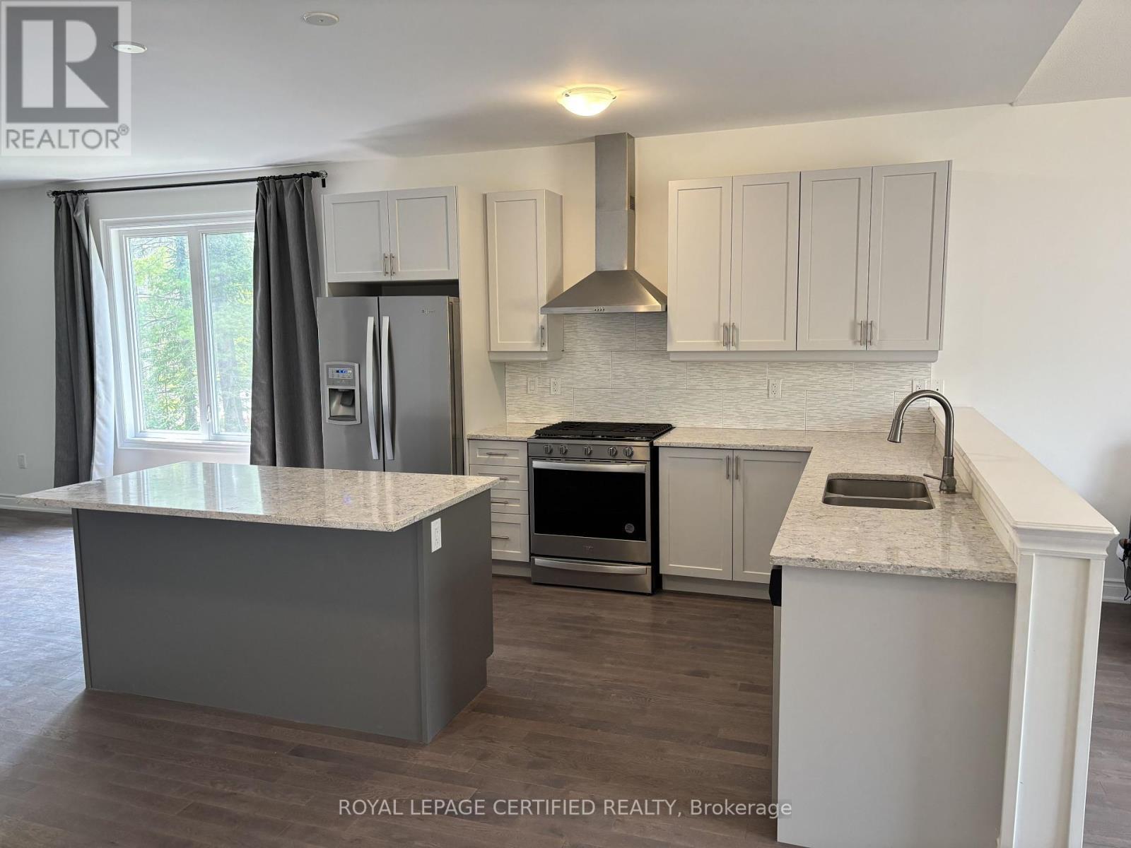20 62Nd Street S, Wasaga Beach, ON - Indoor Photo Showing Kitchen With Stainless Steel Kitchen With Double Sink With Upgraded Kitchen