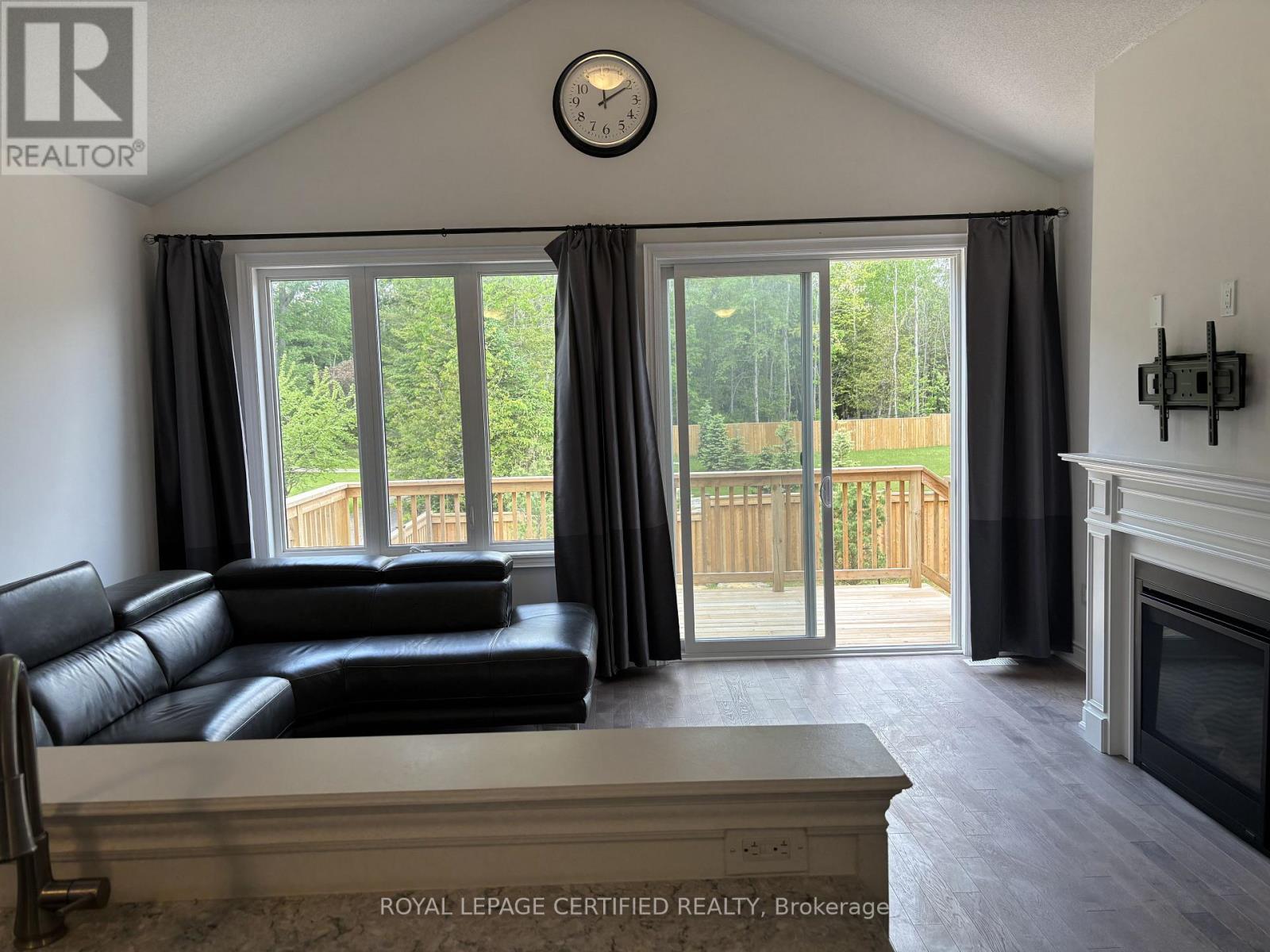20 62Nd Street S, Wasaga Beach, ON - Indoor Photo Showing Living Room With Fireplace