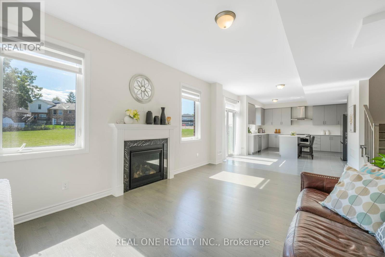 18 Oriole Crescent, Port Colborne, ON - Indoor Photo Showing Living Room With Fireplace