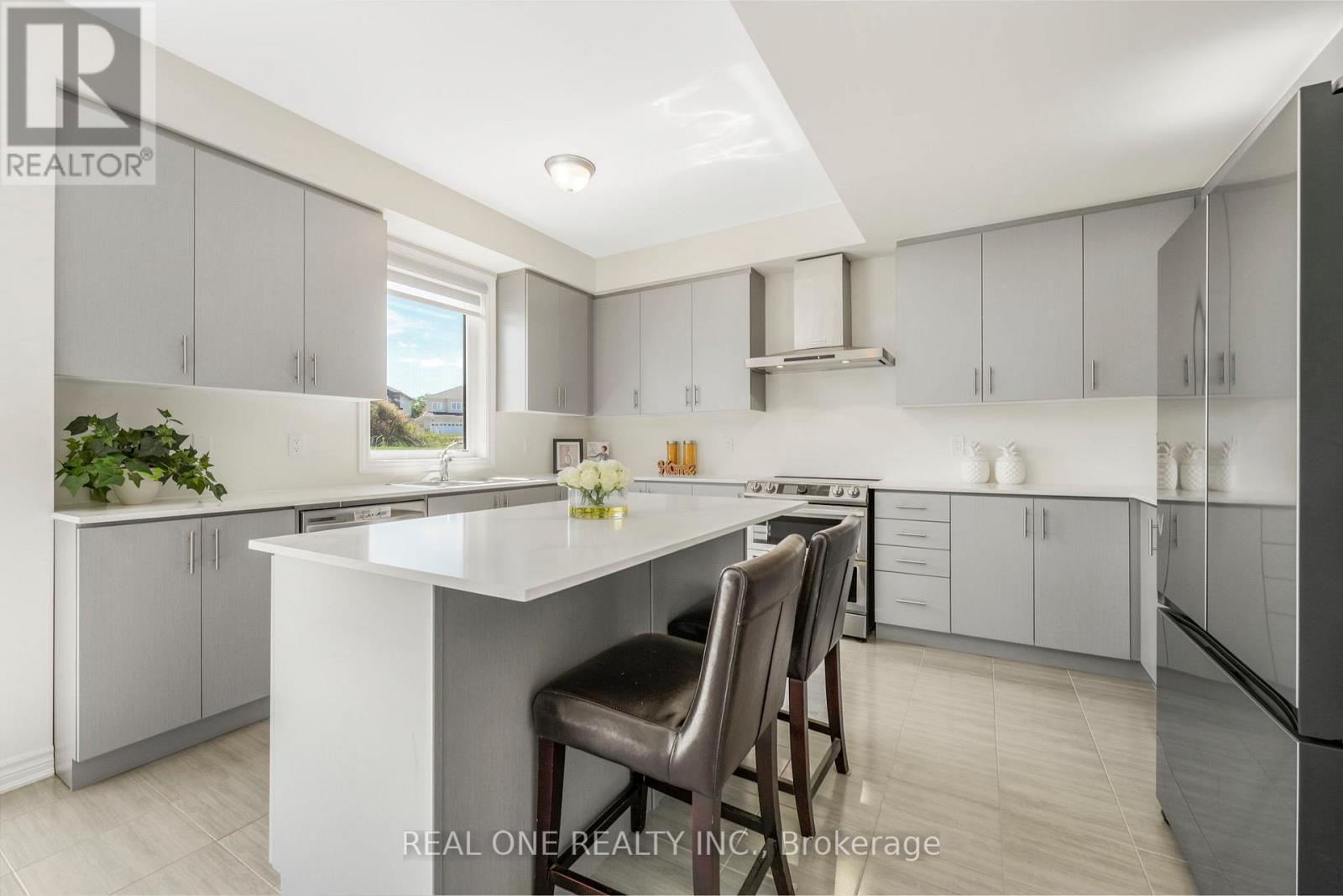 18 Oriole Crescent, Port Colborne, ON - Indoor Photo Showing Kitchen With Upgraded Kitchen