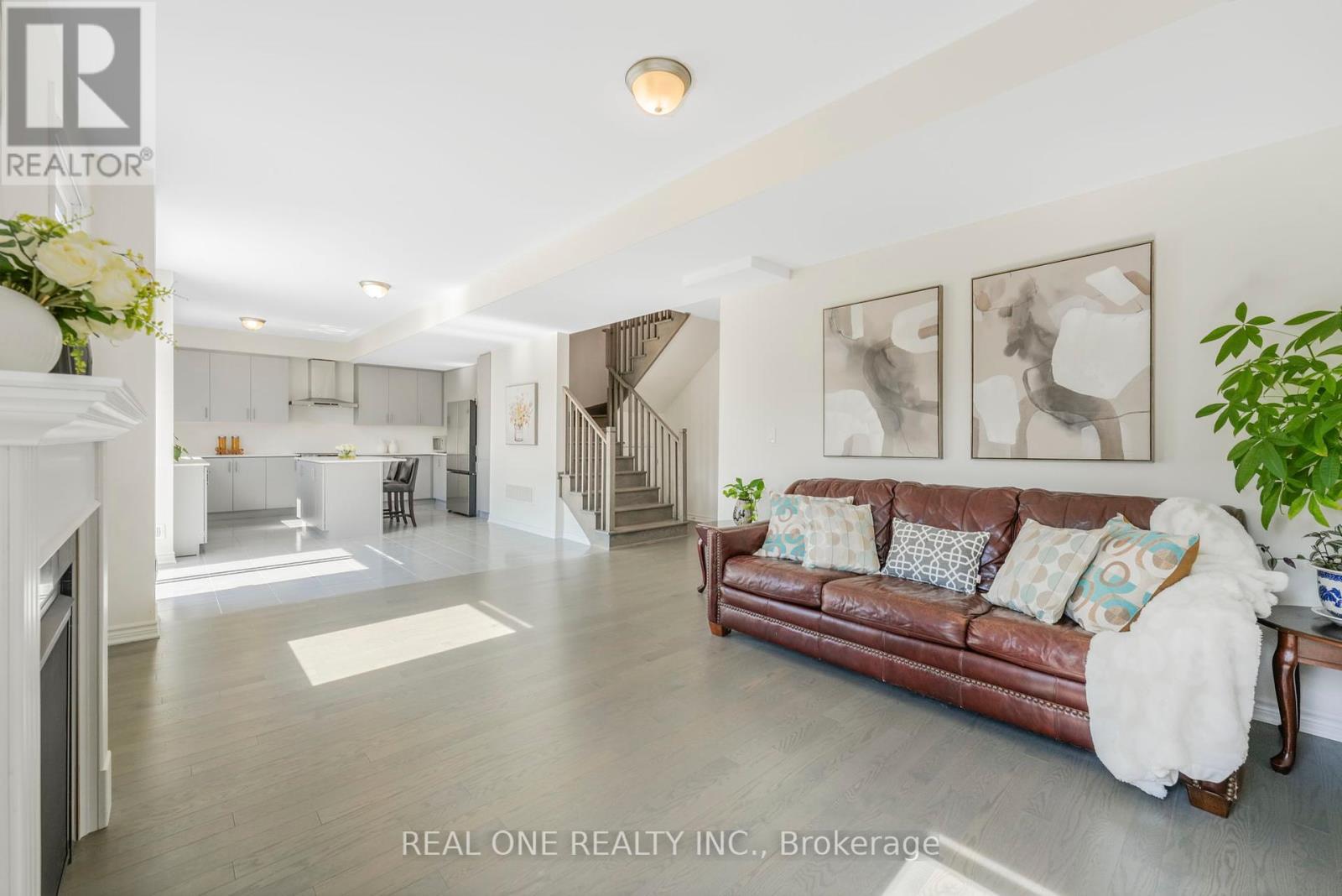 18 Oriole Crescent, Port Colborne, ON - Indoor Photo Showing Living Room