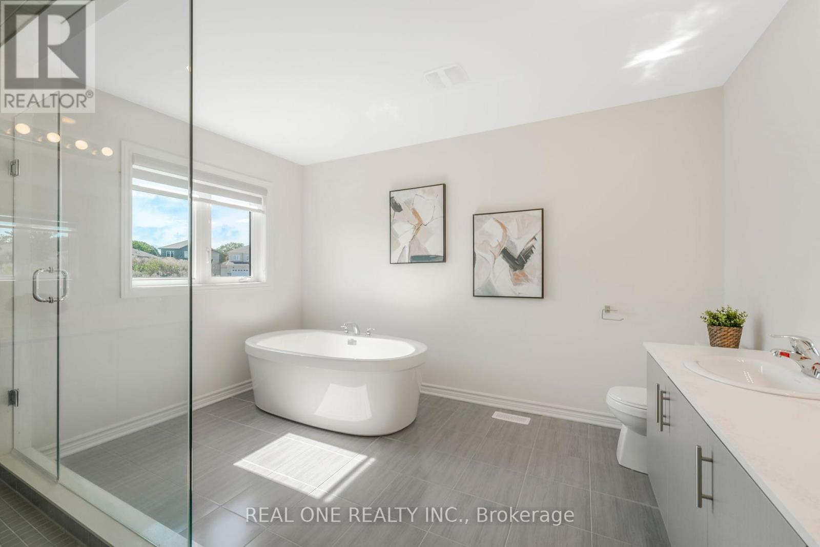 18 Oriole Crescent, Port Colborne, ON - Indoor Photo Showing Bathroom