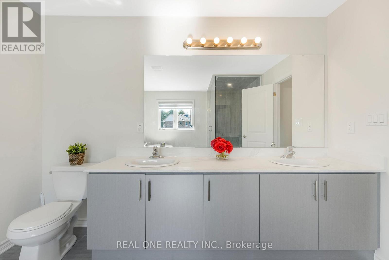 18 Oriole Crescent, Port Colborne, ON - Indoor Photo Showing Bathroom