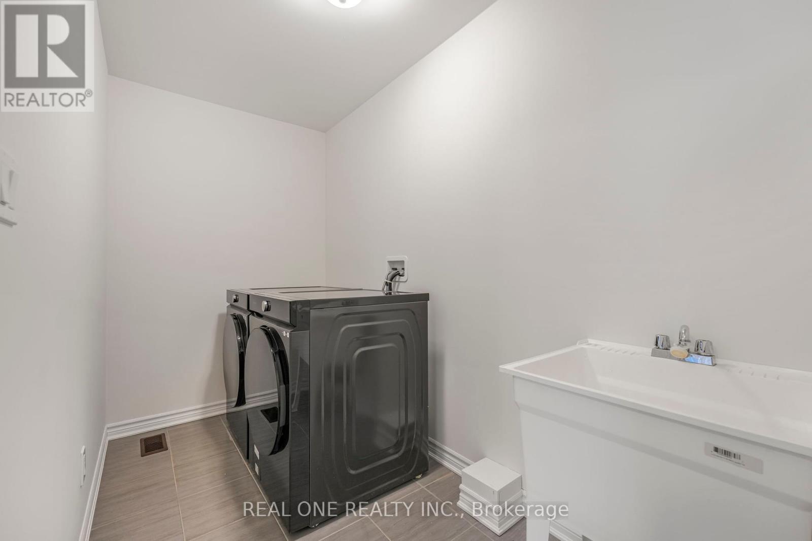 18 Oriole Crescent, Port Colborne, ON - Indoor Photo Showing Laundry Room