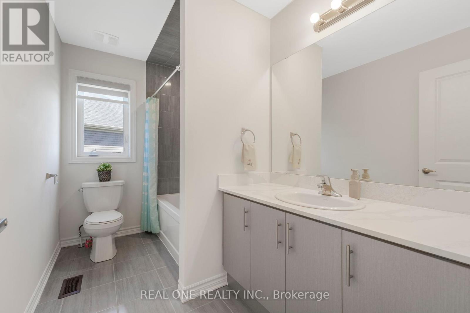 18 Oriole Crescent, Port Colborne, ON - Indoor Photo Showing Bathroom