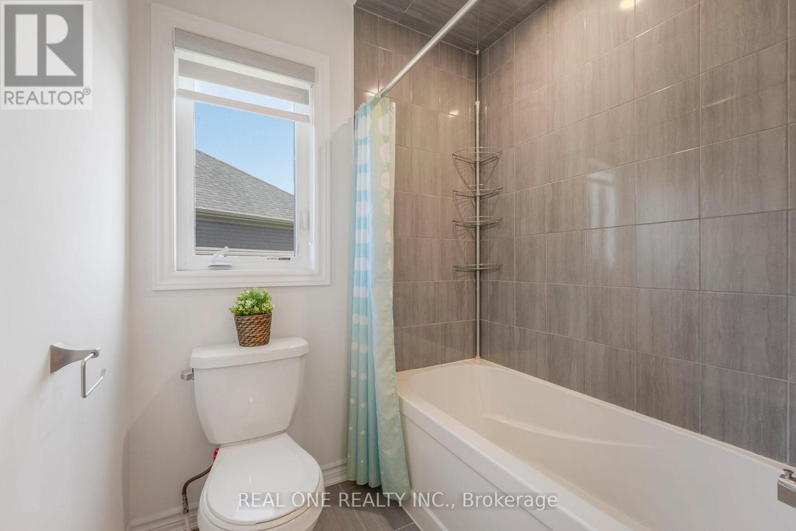 18 Oriole Crescent, Port Colborne, ON - Indoor Photo Showing Bathroom