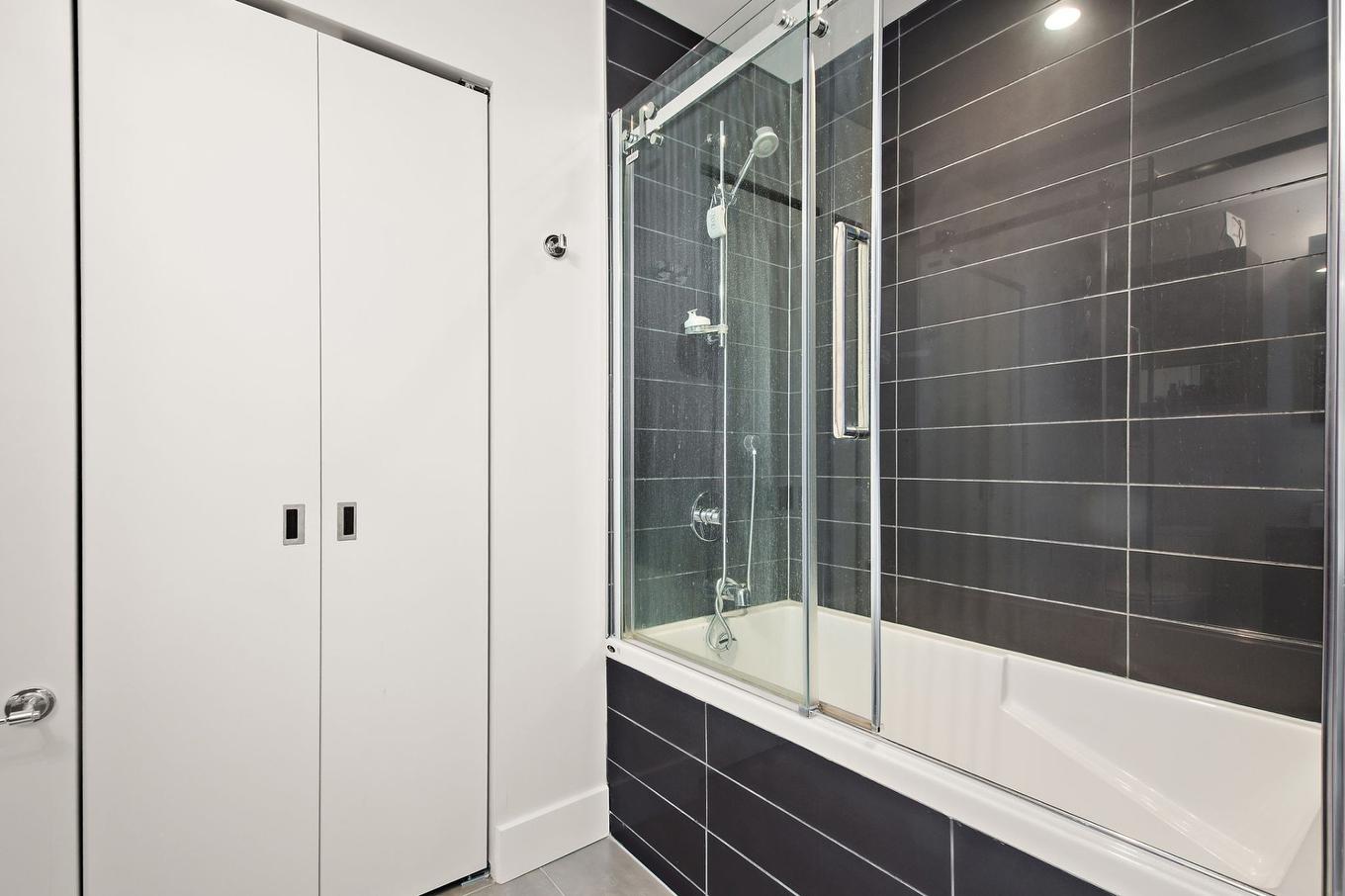 Bathroom - 1201-888 Rue Wellington, Montréal (Ville-Marie), QC - Indoor Photo Showing Bathroom