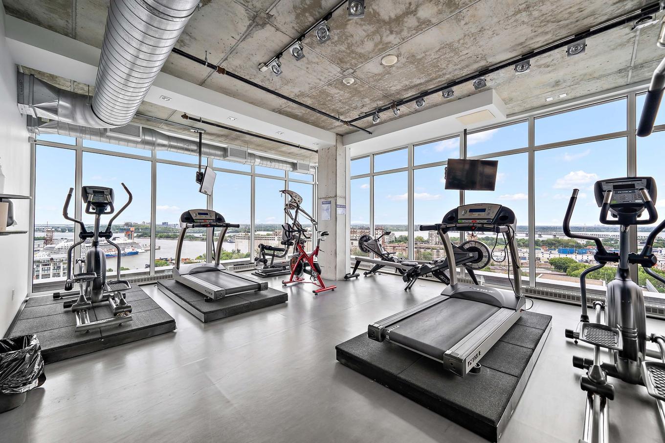 Exercise room - 1201-888 Rue Wellington, Montréal (Ville-Marie), QC - Indoor Photo Showing Gym Room