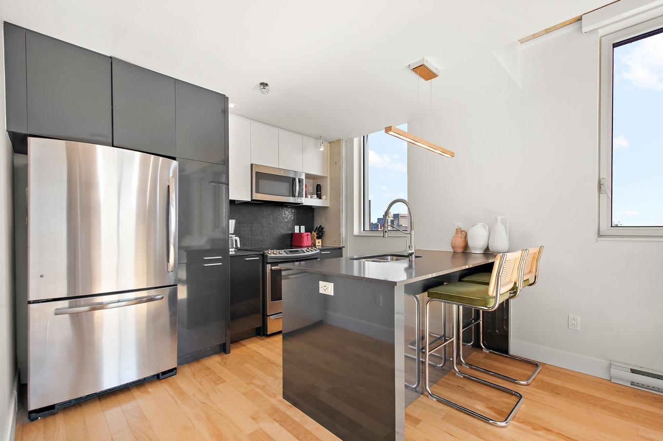 Kitchen - 1201-888 Rue Wellington, Montréal (Ville-Marie), QC - Indoor Photo Showing Kitchen With Upgraded Kitchen