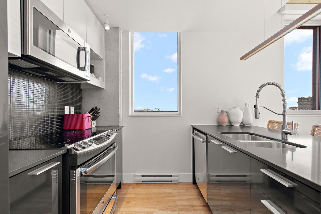 Kitchen - 1201-888 Rue Wellington, Montréal (Ville-Marie), QC - Indoor Photo Showing Kitchen With Double Sink