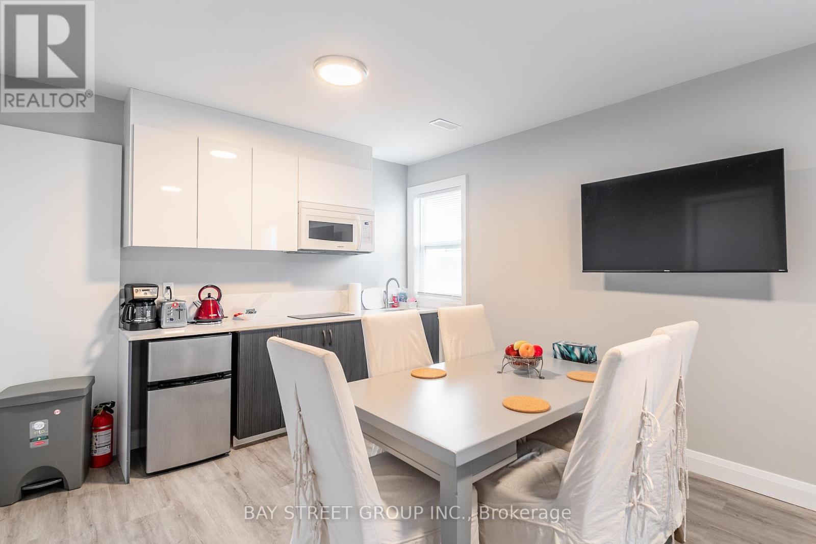 Unit C - 5757 Stanley Avenue, Niagara Falls, ON - Indoor Photo Showing Dining Room