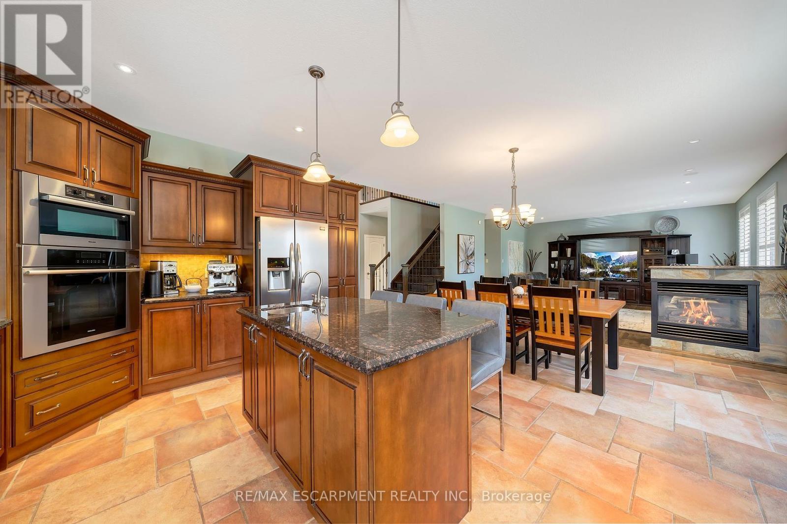 578 Fifty Road, Hamilton, ON - Indoor Photo Showing Kitchen With Fireplace With Upgraded Kitchen
