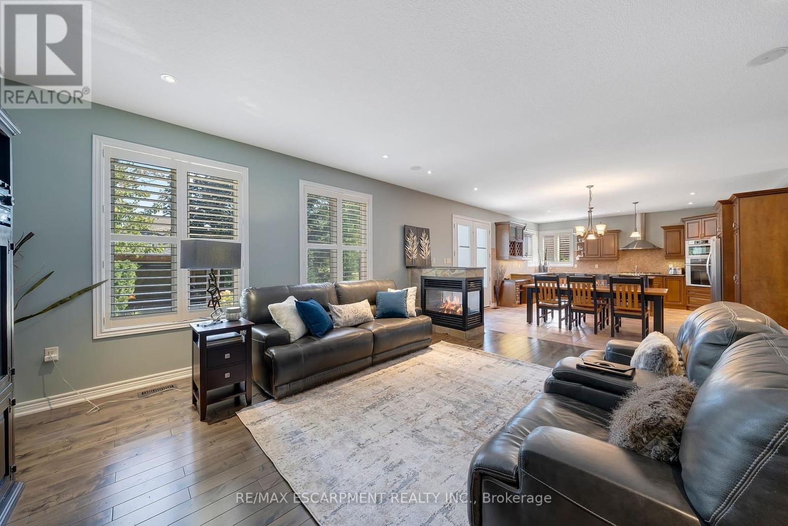 578 Fifty Road, Hamilton, ON - Indoor Photo Showing Living Room
