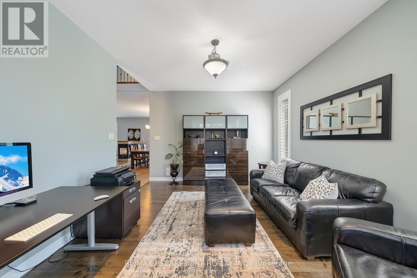 578 Fifty Road, Hamilton, ON - Indoor Photo Showing Living Room