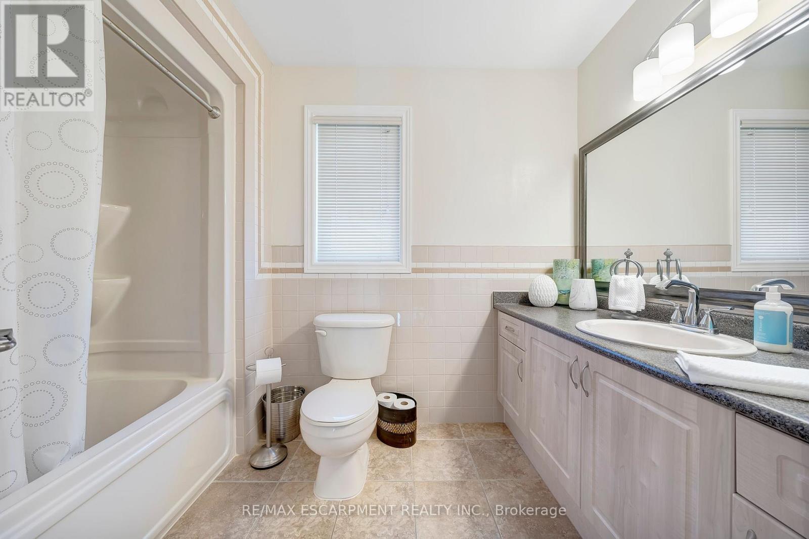 578 Fifty Road, Hamilton, ON - Indoor Photo Showing Bathroom