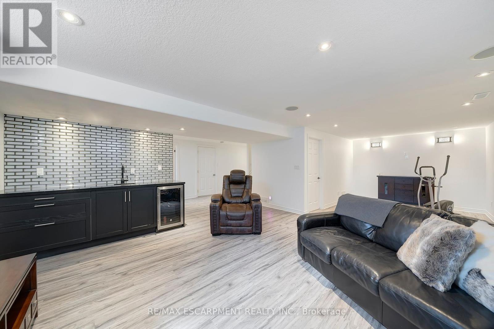 578 Fifty Road, Hamilton, ON - Indoor Photo Showing Living Room