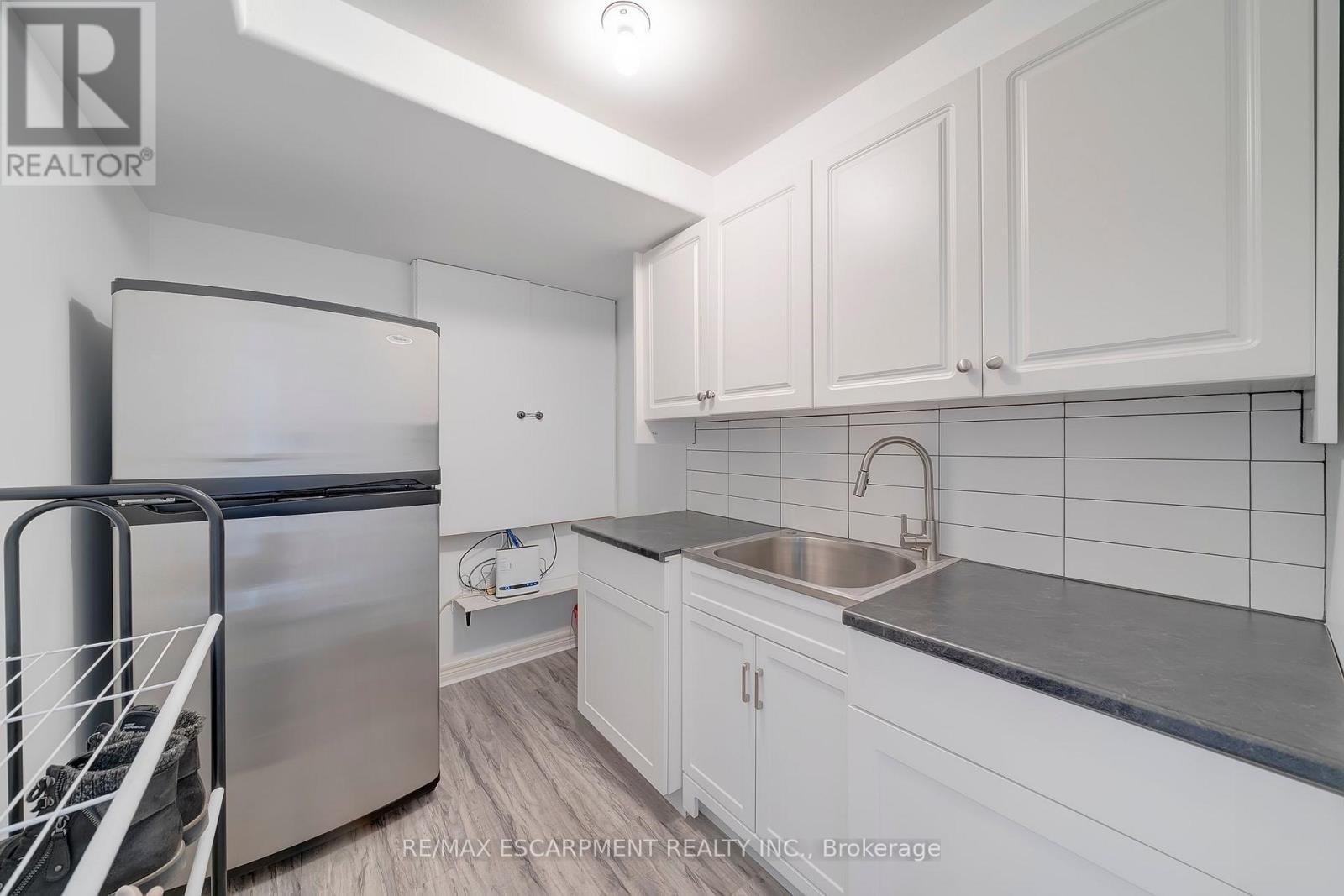 578 Fifty Road, Hamilton, ON - Indoor Photo Showing Kitchen With Double Sink