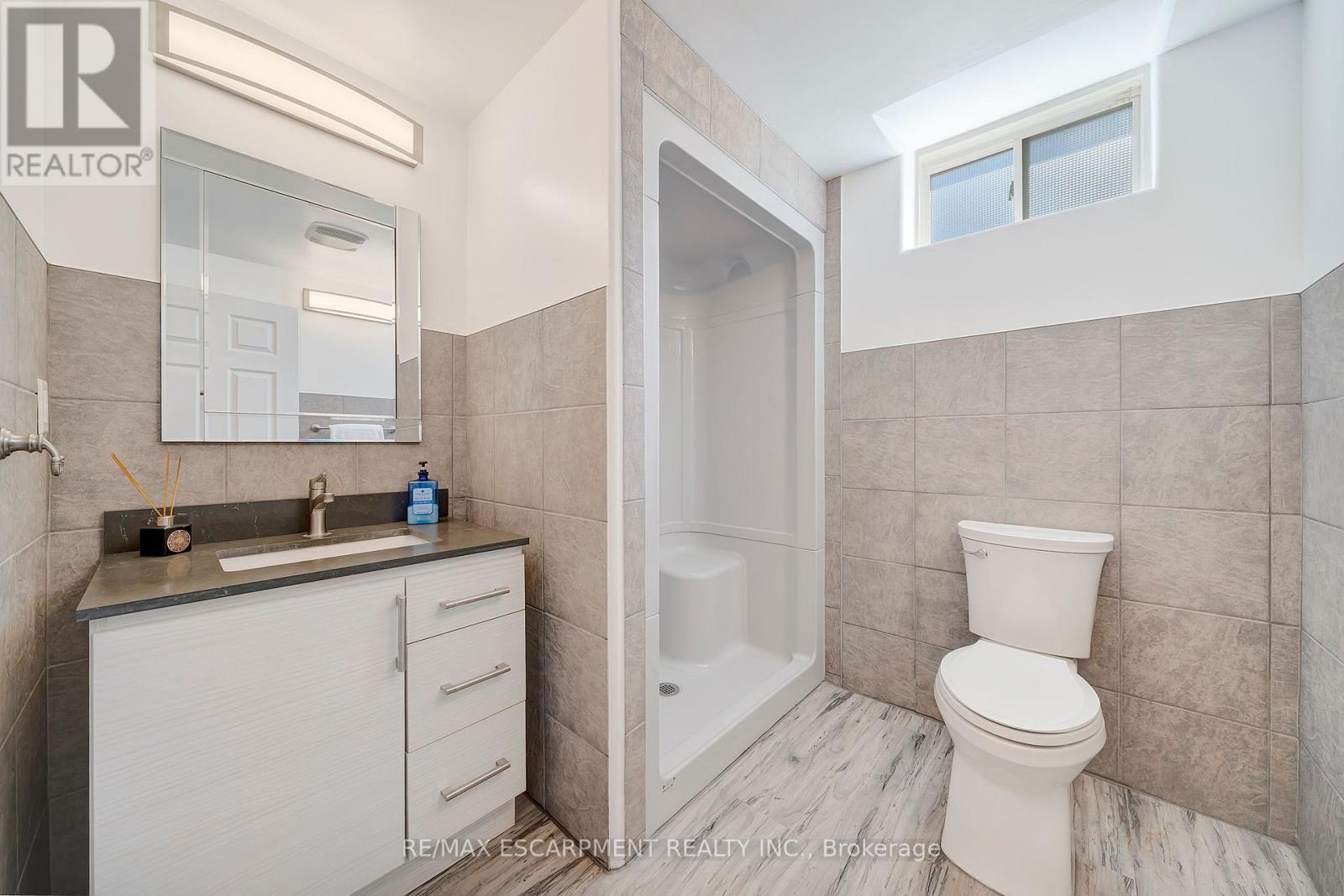 578 Fifty Road, Hamilton, ON - Indoor Photo Showing Bathroom