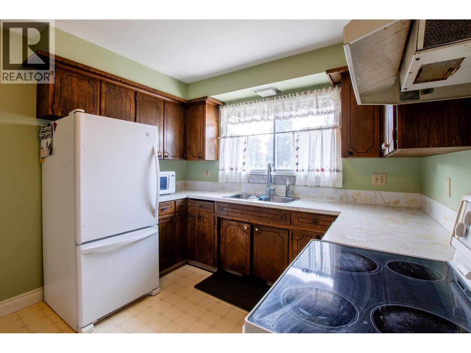 2438 Mcbride Crescent, Prince George, BC - Indoor Photo Showing Kitchen With Double Sink