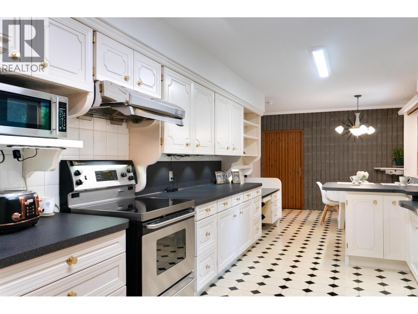 96 Greyling Avenue, Kitimat, BC - Indoor Photo Showing Kitchen