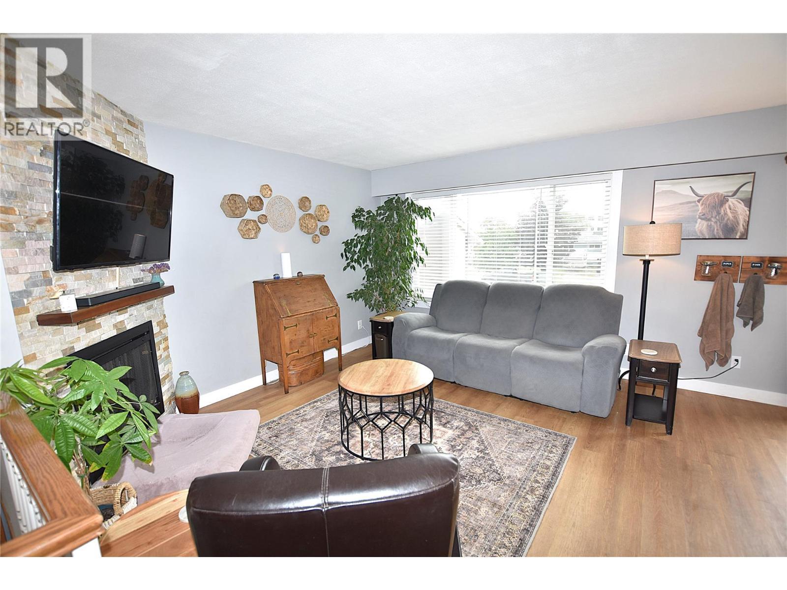 2105 14 Street, Vernon, BC - Indoor Photo Showing Living Room With Fireplace