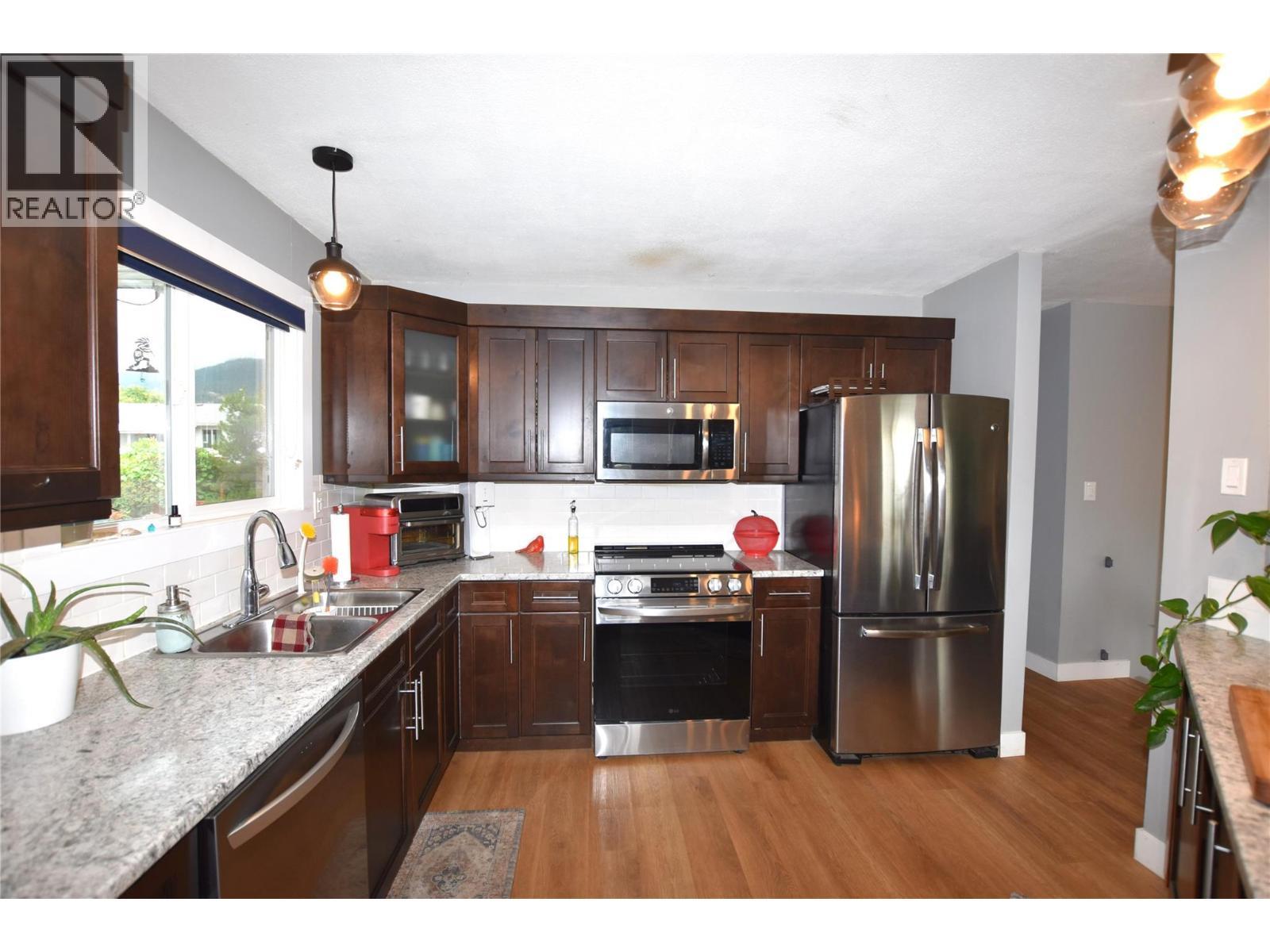 2105 14 Street, Vernon, BC - Indoor Photo Showing Kitchen With Stainless Steel Kitchen With Double Sink