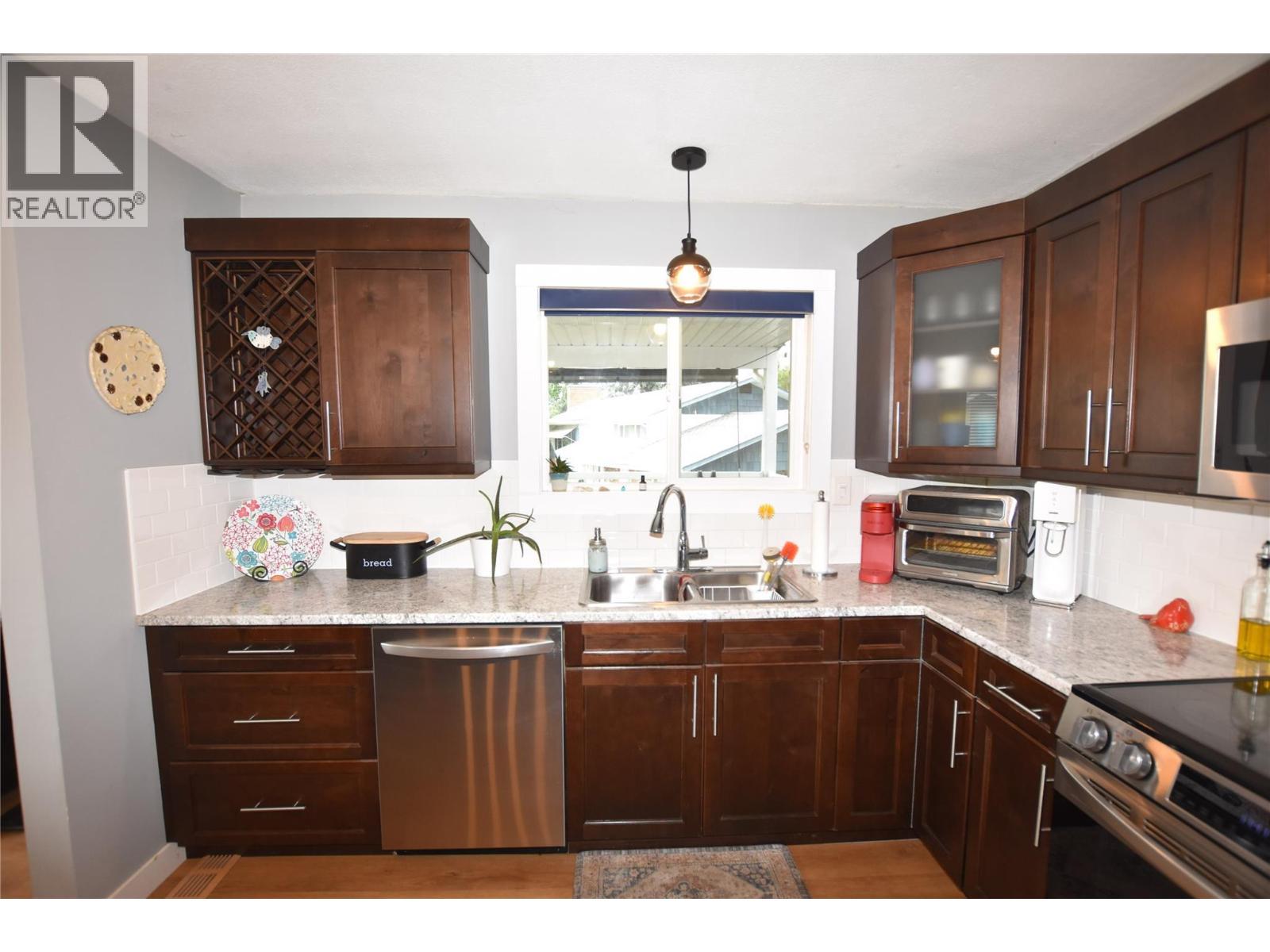 2105 14 Street, Vernon, BC - Indoor Photo Showing Kitchen With Double Sink