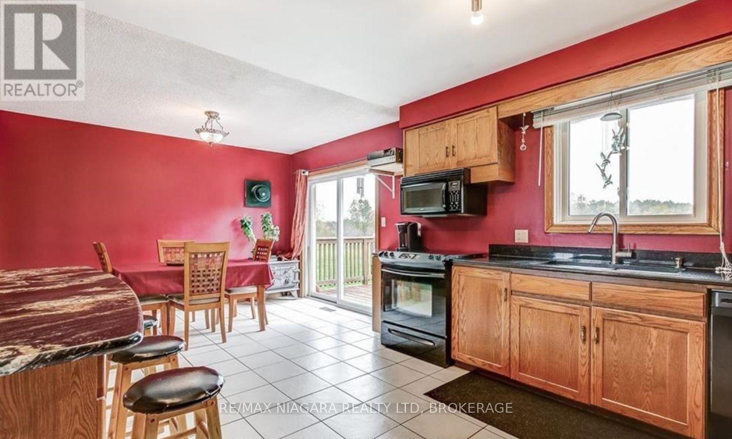 851 Forks Road E, Port Colborne (Bethel), ON - Indoor Photo Showing Kitchen