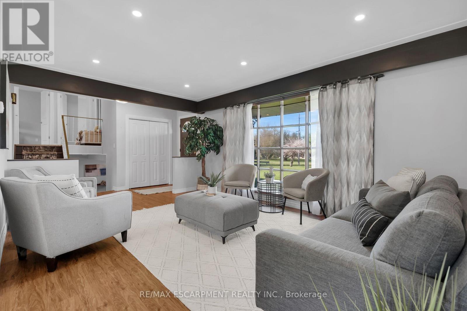 944 & 994 #8 Highway, Hamilton, ON - Indoor Photo Showing Living Room