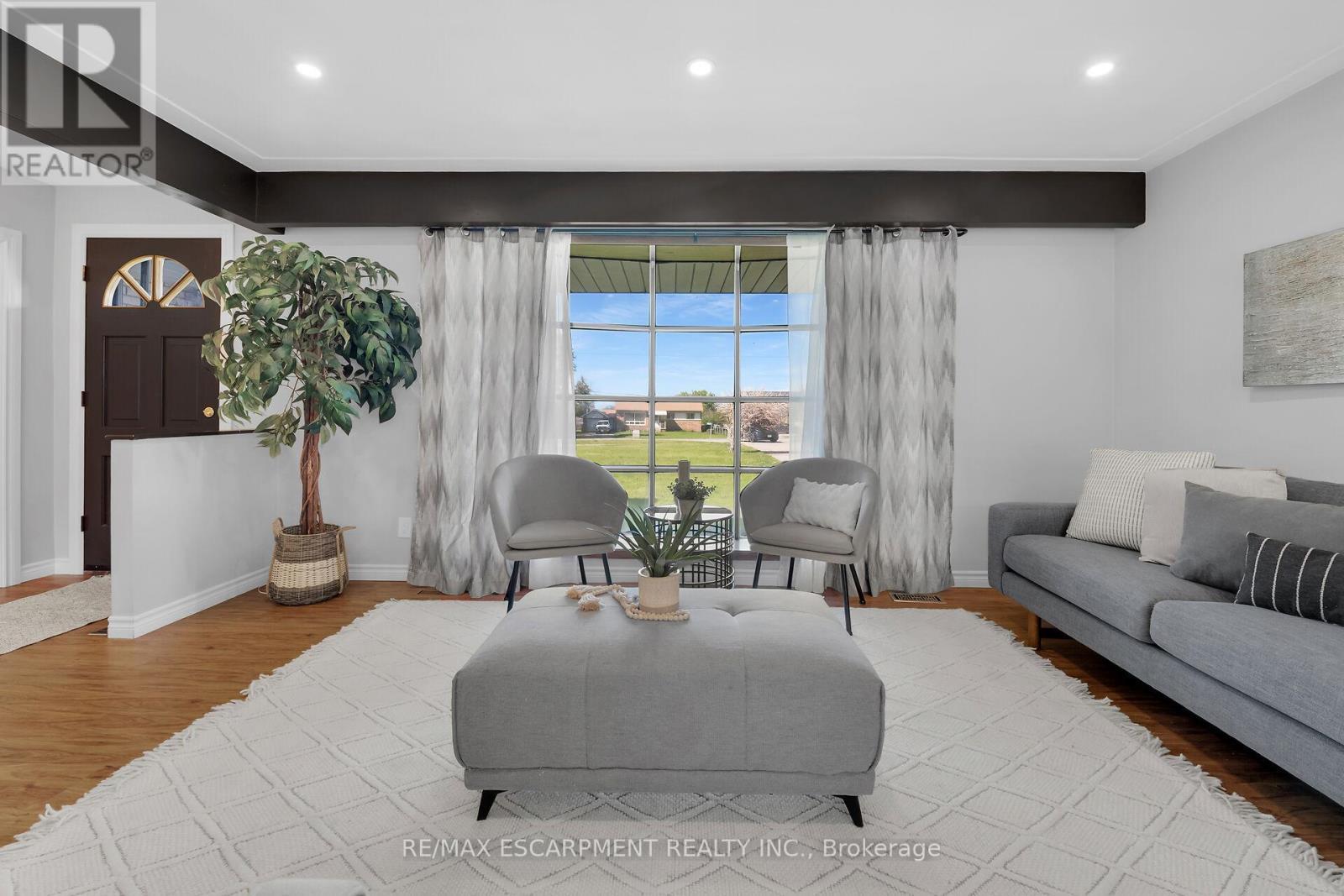 944 & 994 #8 Highway, Hamilton, ON - Indoor Photo Showing Living Room