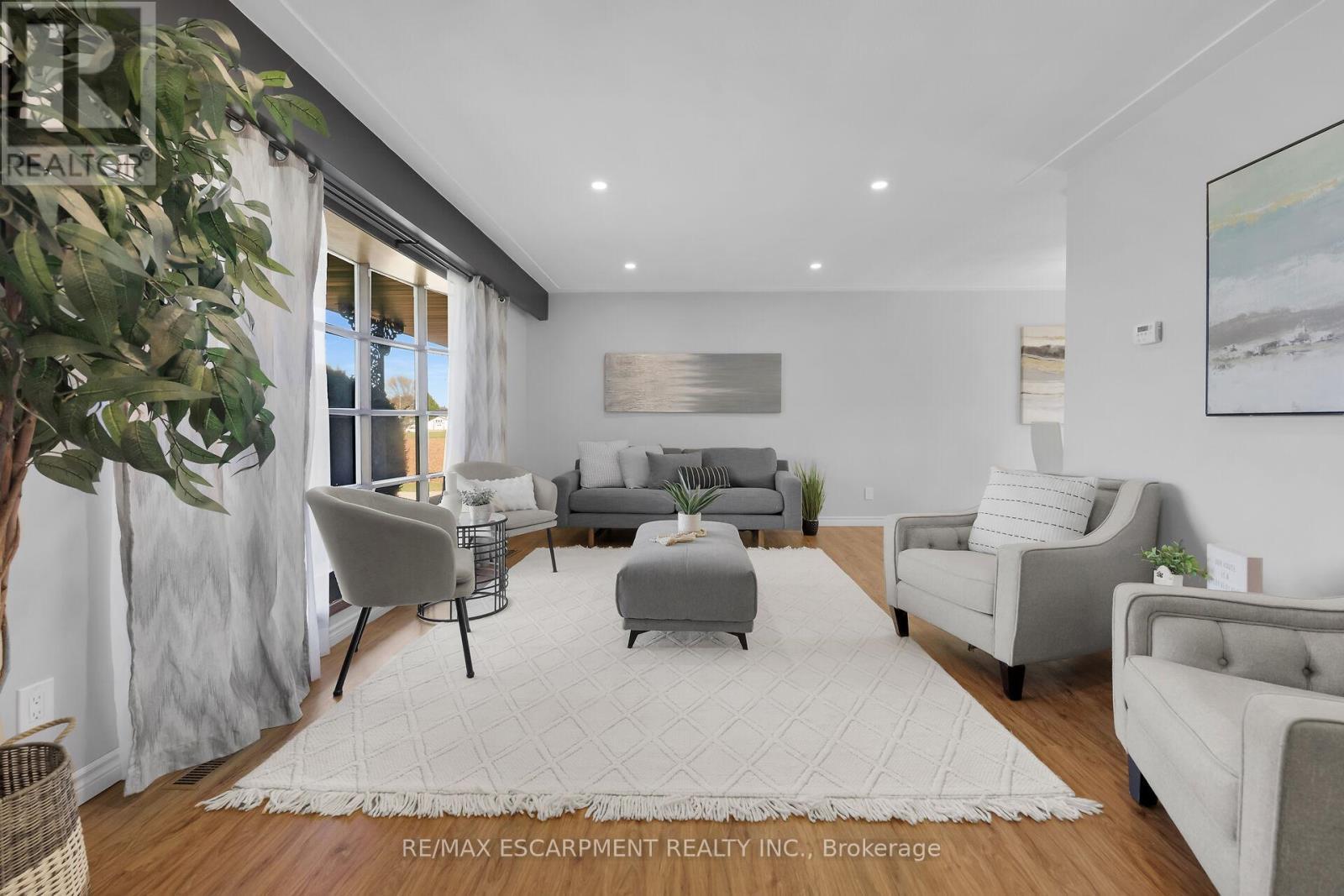 944 & 994 #8 Highway, Hamilton, ON - Indoor Photo Showing Living Room