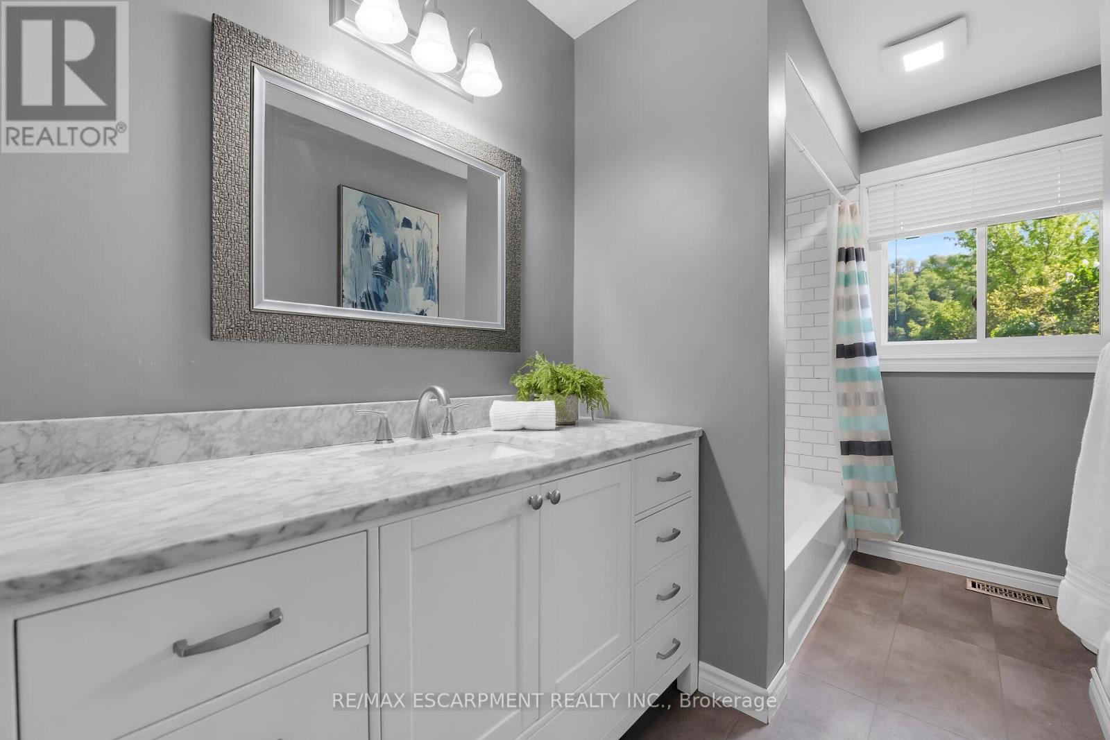 944 & 994 #8 Highway, Hamilton, ON - Indoor Photo Showing Bathroom