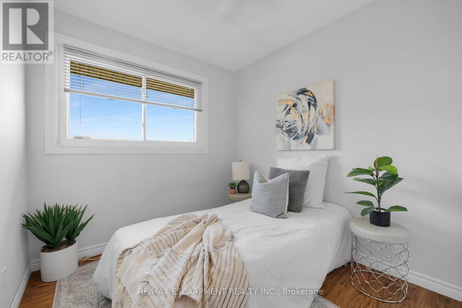 944 & 994 #8 Highway, Hamilton, ON - Indoor Photo Showing Bedroom