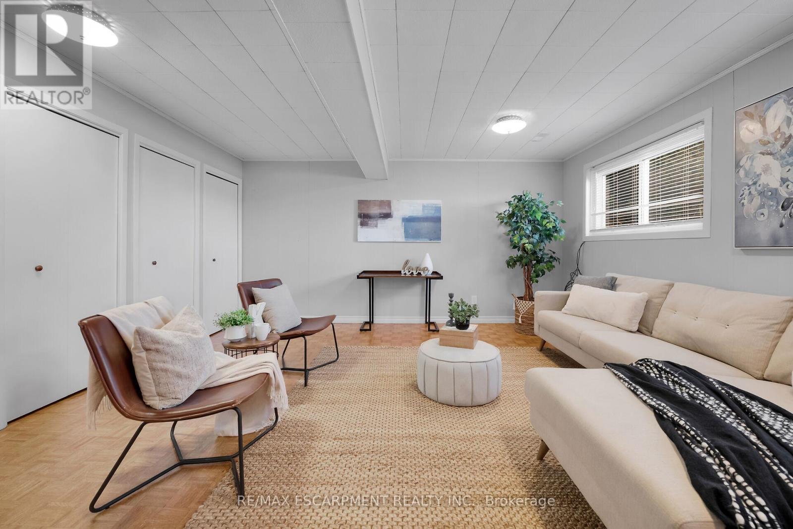 944 & 994 #8 Highway, Hamilton, ON - Indoor Photo Showing Living Room