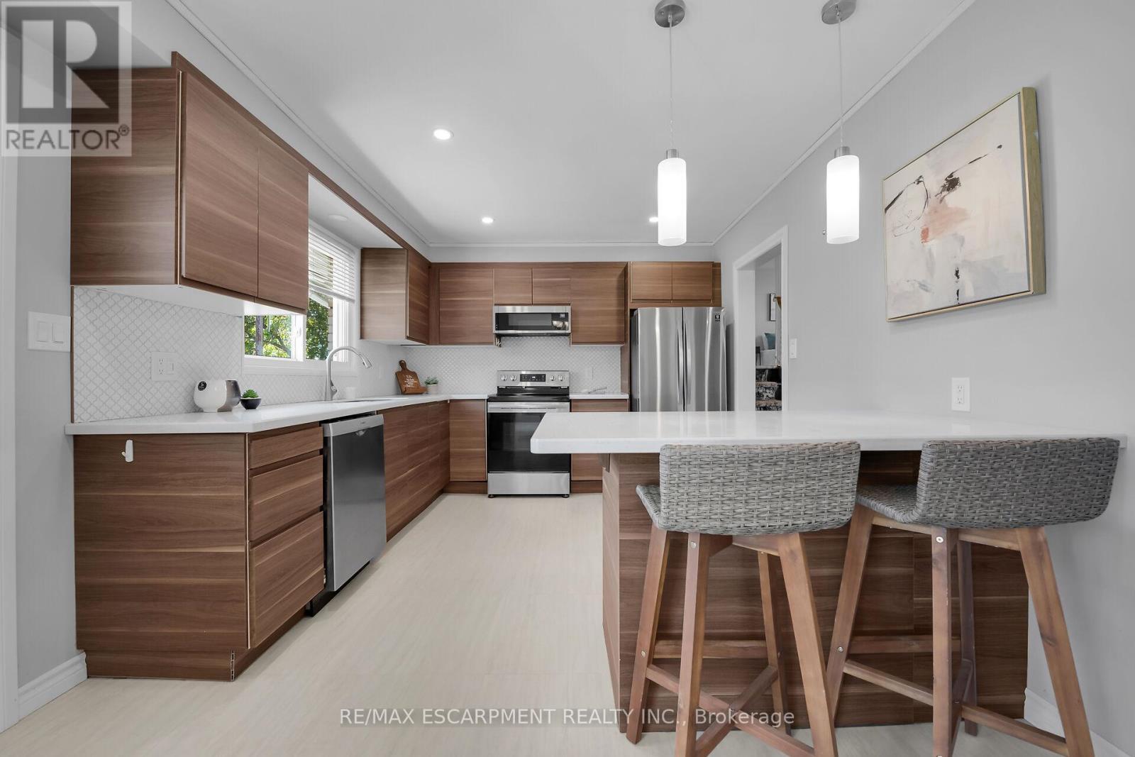 944 & 994 #8 Highway, Hamilton, ON - Indoor Photo Showing Kitchen With Upgraded Kitchen