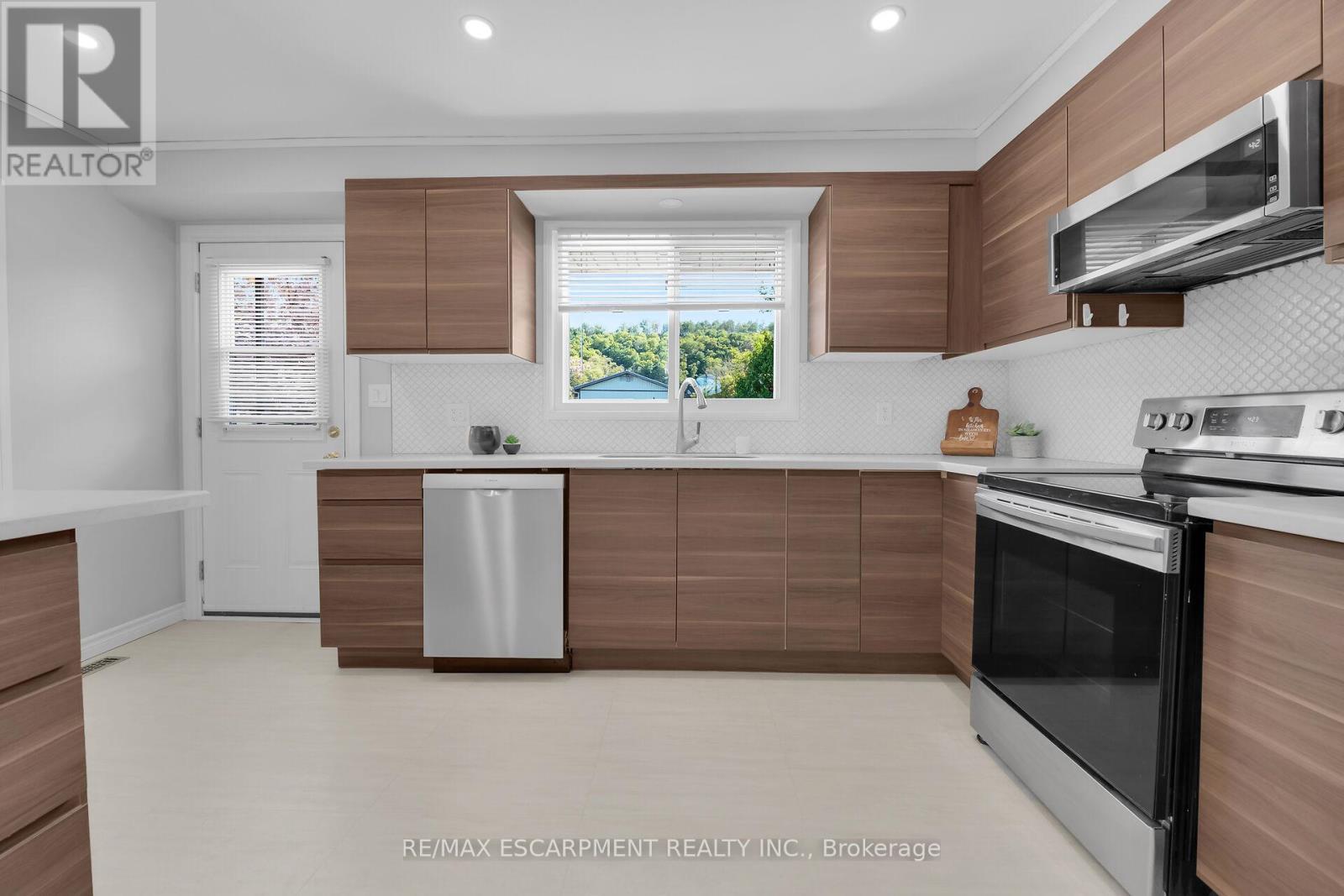 944 & 994 #8 Highway, Hamilton, ON - Indoor Photo Showing Kitchen