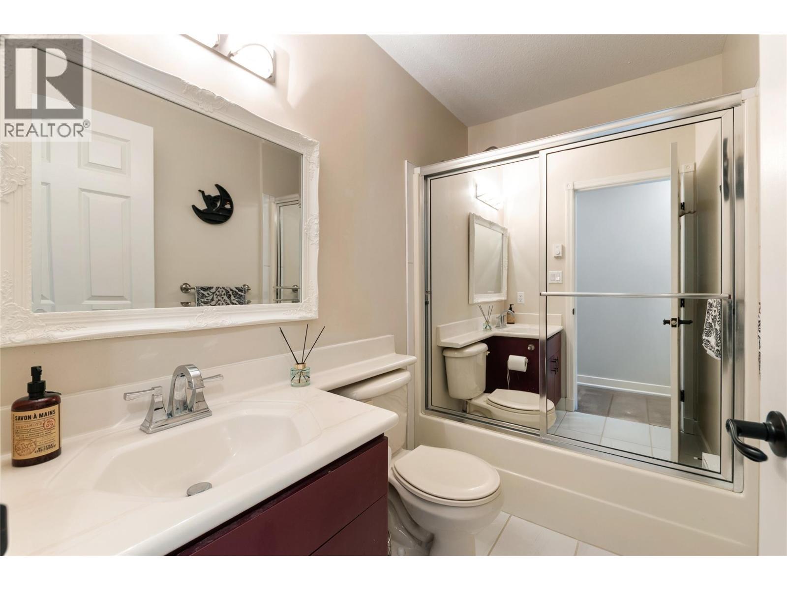 1998 Hwy 97 Highway, Okanagan Falls, BC - Indoor Photo Showing Bathroom