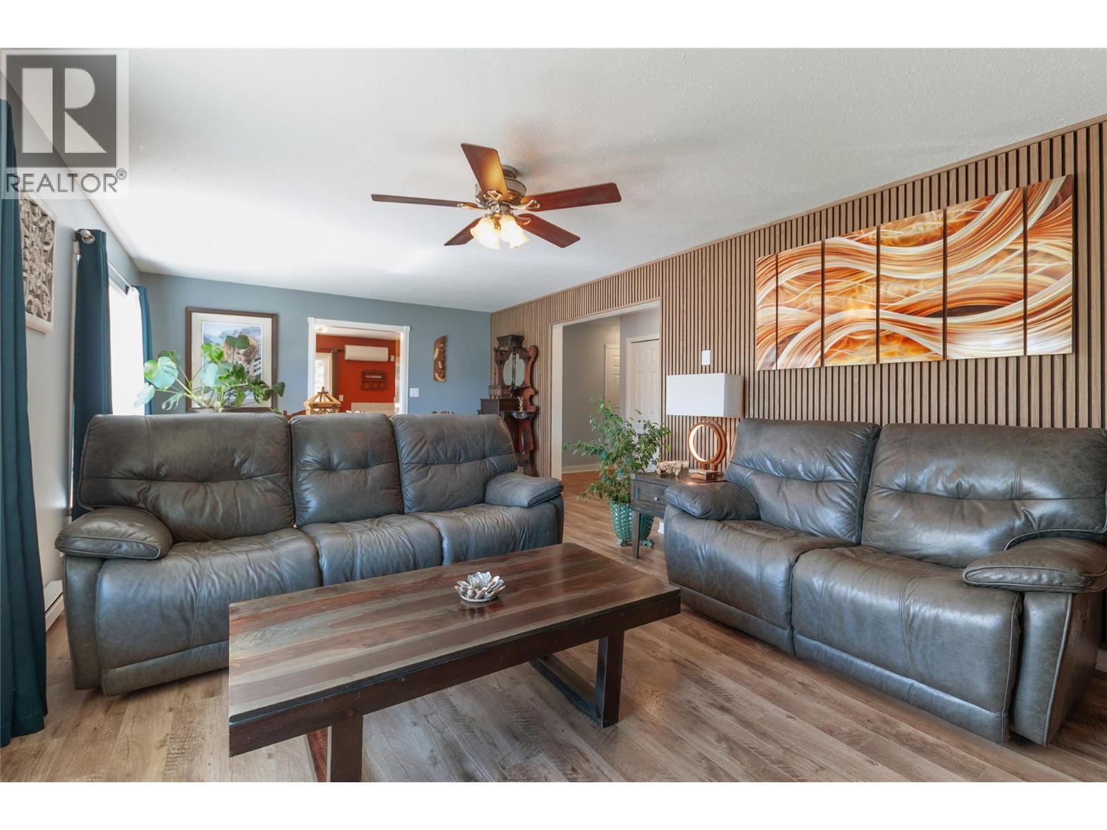 1998 Hwy 97 Highway, Okanagan Falls, BC - Indoor Photo Showing Living Room