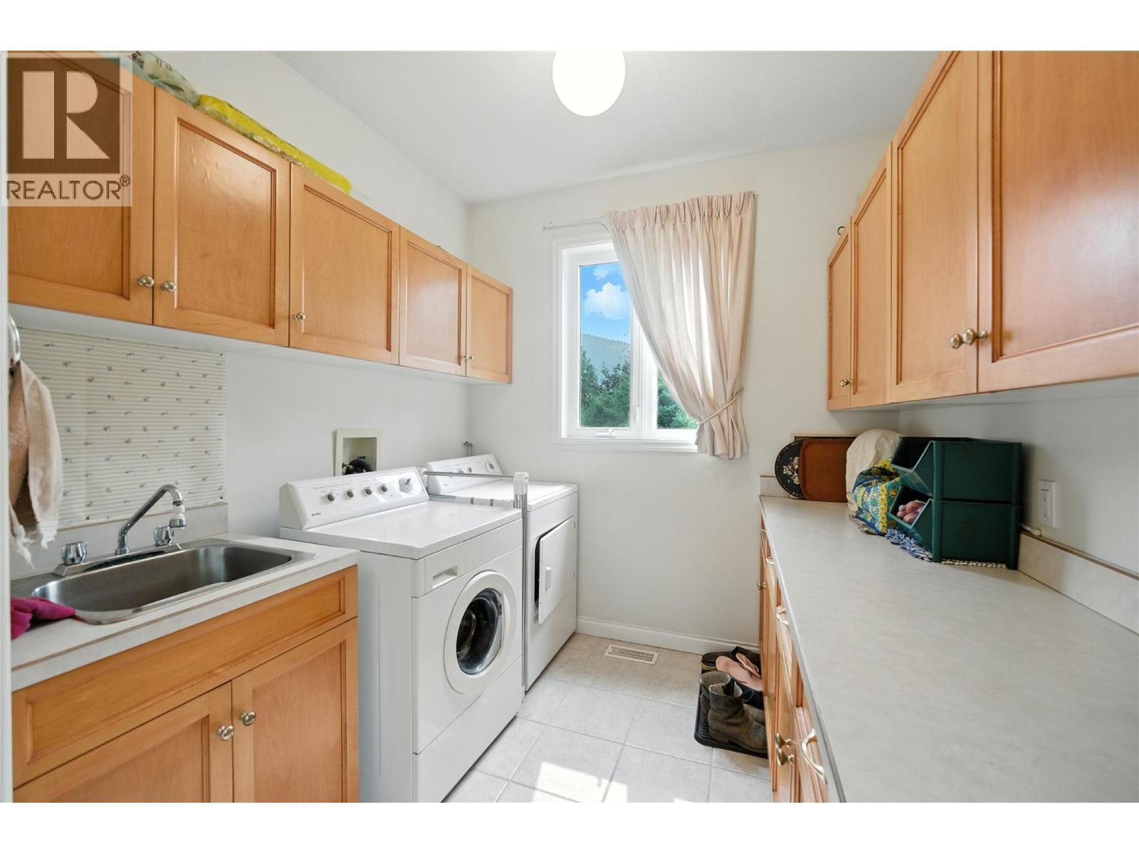 4175 Brown Road, Bonnington, BC - Indoor Photo Showing Laundry Room