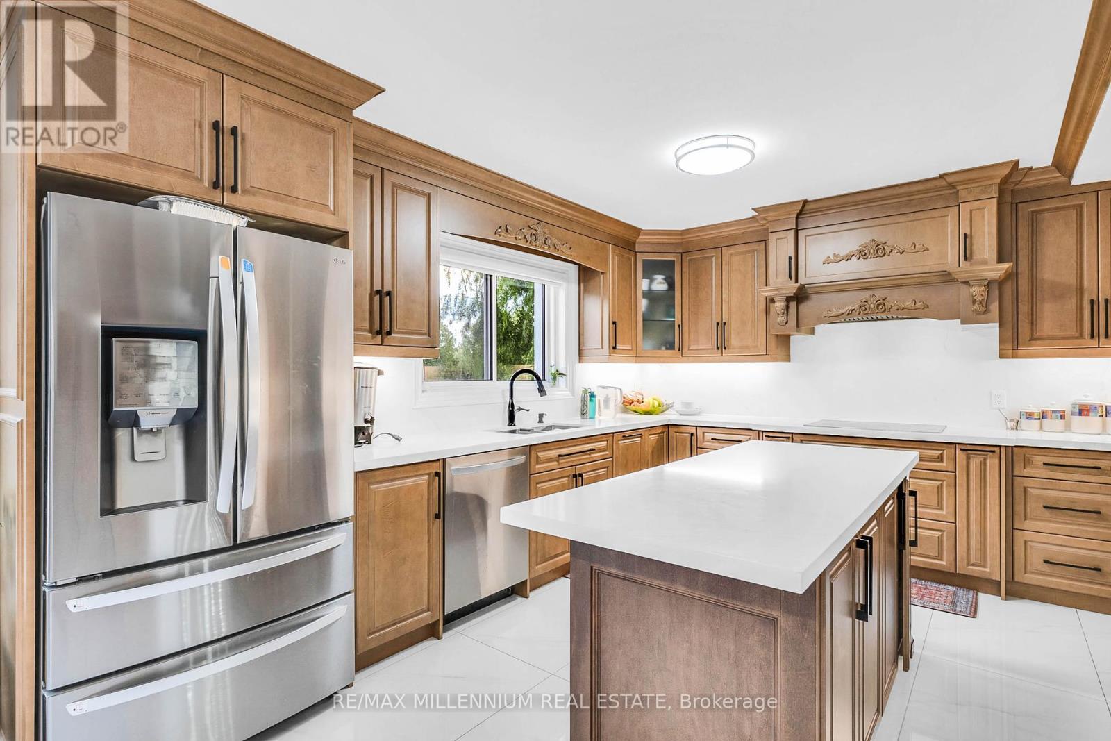 15 Julian Drive, Brampton, ON - Indoor Photo Showing Kitchen With Upgraded Kitchen