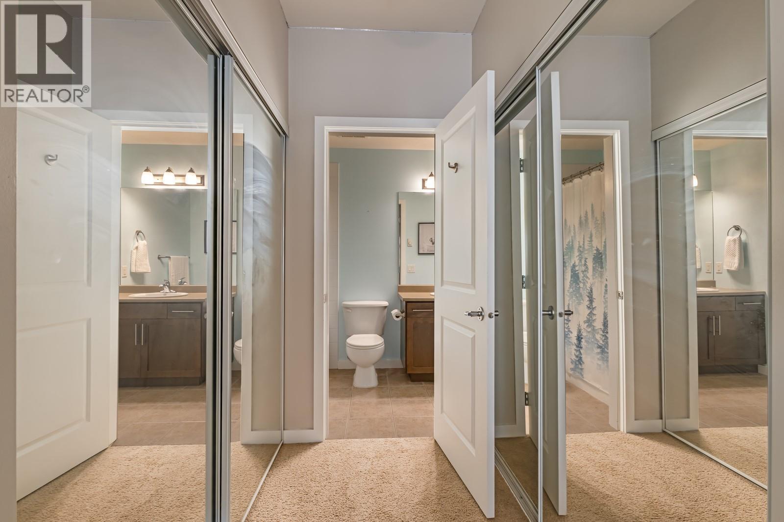 Walkthrough Closet - 151 Taylor Road Unit# 202, Kelowna, BC - Indoor